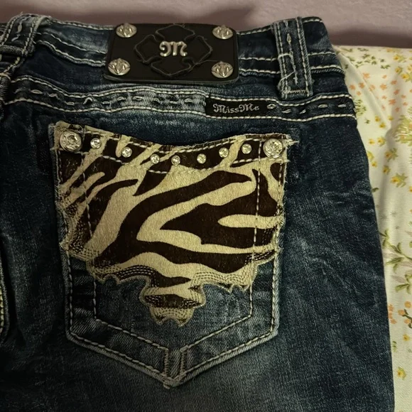 Miss Me Signature-Rise Skinny Jeans Cow Hide Pockets - Picture 4 of 10
